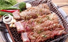 料理メニュー写真 ヤンニョン テジカルビ(骨付き味付け豚カルビ焼)