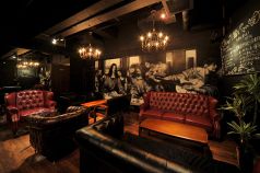 写真右手のVIP席は、当店一番の人気席です
