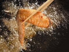 料理メニュー写真 手羽先の唐揚げ 特製甘辛ソース(3本)
