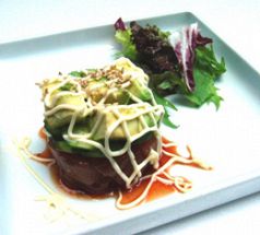 料理メニュー写真 ねぎとろとアボガド、クリームチーズのミルフィーユ仕立て