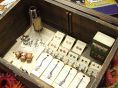 お洒落な手作りのアクセサリーも販売♪