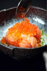 料理メニュー写真&nbsp;生サーモンのイクラのせ