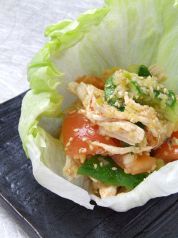 料理メニュー写真 秋川牧園 蒸し鶏と胡瓜・トマトの葱塩醤油和え