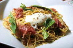 料理メニュー写真 生ハムと温玉のポルチーニパスタ