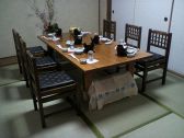 個室に椅子を置いてます。早めの予約必要。