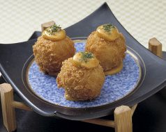 料理メニュー写真&nbsp;たらば蟹コロッケ明太子ソース