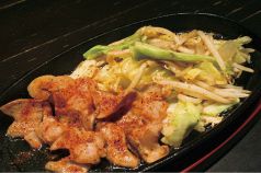 料理メニュー写真&nbsp;塩ホルモンの鉄板焼き　ピリ辛スパイスがけ