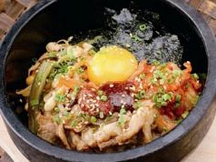 料理メニュー写真&nbsp;【名物】石焼き“牛カルビ”ビビンバ 