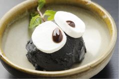 料理メニュー写真&nbsp;真っ黒黒助(116kcal)/杏仁豆腐(129kcal)/黒船チョコ三昧(342kcal)