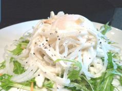 料理メニュー写真&nbsp;大根と水菜のシーザーサラダ(温玉付)