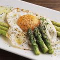 料理メニュー写真&nbsp;グリーンアスパラと半熟卵のグリル