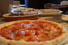 料理メニュー写真 トマトとバジルのマルゲリータ