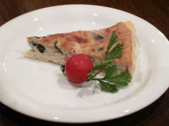 料理メニュー写真 季節野菜とベーコンのキッシュ