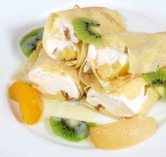料理メニュー写真 桃のクレープカスタードと生クリーム入り