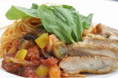 料理メニュー写真 若鶏と彩り野菜のパスタ ~香草トマトソース~