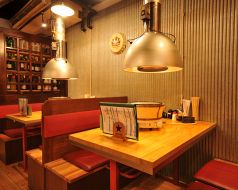 店内に入って中央右側のテーブル席です
