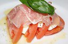 料理メニュー写真 パルマ産生ハムとモッツァレラとフレッシュトマトの盛り合わせ