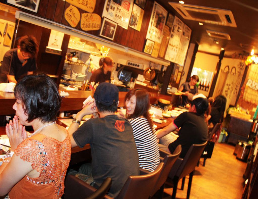 ゆったり座れ、店員さんとのお話も楽しめるカウンター10席♪
