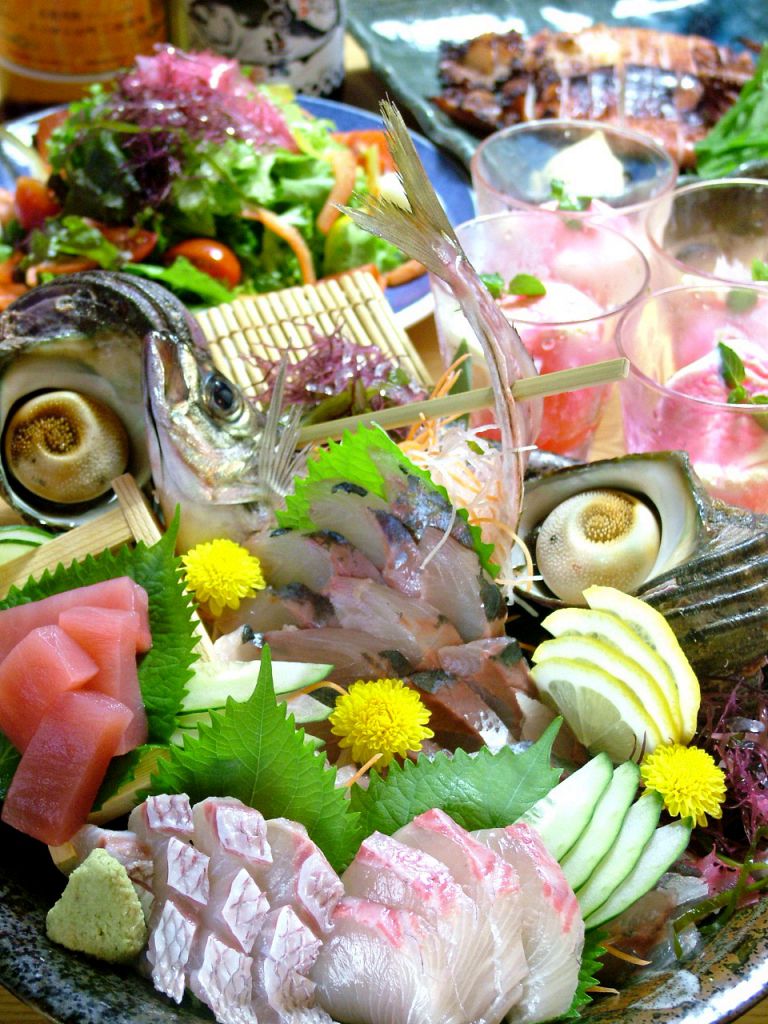 【酒の肴はやっぱり刺身!!】迫力のある自慢の鮮魚たちです。