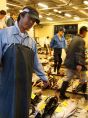 セリの現場です。鮮度や質を細かくチェック