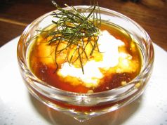 料理メニュー写真 くみ上げ湯葉ウニ乗せ