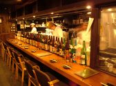 お酒のずらっと並んだカウンター席