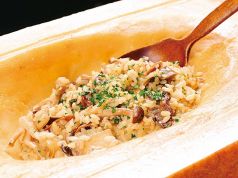 料理メニュー写真 フランス産セープ茸と国産色々キノコのリゾット ~大きなチーズの器で~