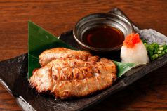 料理メニュー写真&nbsp;鮪ほっぺステーキ　オニオンペッパーソースで