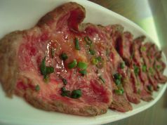 料理メニュー写真 国産牛肉のタタキ