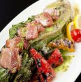 料理メニュー写真&nbsp;炙り口メインのシーザーサラダ