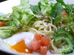 料理メニュー写真 沖縄めんの温たまラーメンサラダ