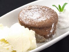 料理メニュー写真&nbsp;とろーりチョコがたまらないフォンダンショコラ