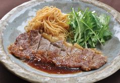料理メニュー写真&nbsp;牛サーロインの鉄板焼き　　　～和風オニオンバターソース～　