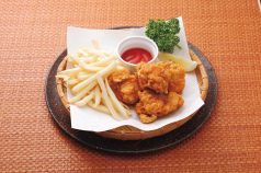 料理メニュー写真 鶏もも唐揚とポテトフライ