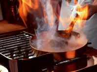 シェフ入魂の炎の料理