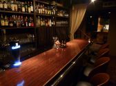 入口右手、独りでも気軽に飲めるカウンター