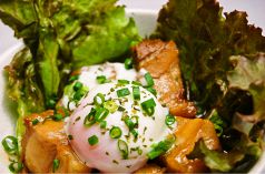 料理メニュー写真&nbsp;豚の角煮の温玉添え