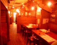 海賊船をイメージした店内