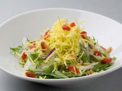 料理メニュー写真 揚げワンタンのパリパリシーザーサラダ