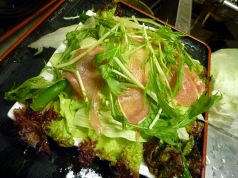 料理メニュー写真 生ハムとミニトマトとアスパラのシーザーサラダ
