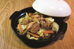 料理メニュー写真 四万十鶏とキャベツの陶板焼き