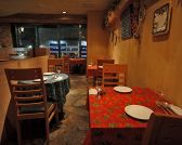店内に入って左側にあるテーブル席です