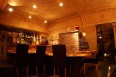 Barカウンター席。美味しいお酒がズラリ。