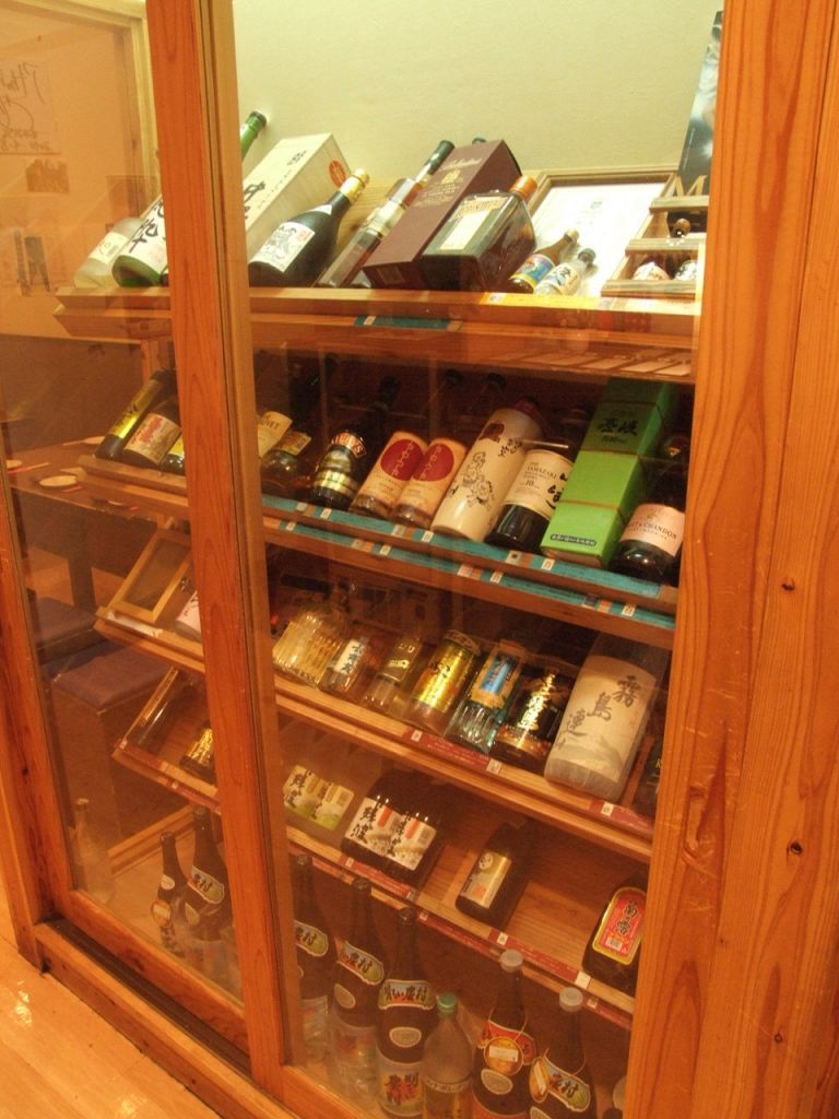 泡盛や日本酒の他、料理に合うワインも豊富にご用意。3名～ならクーポンでエビバケツ20匹プレゼント