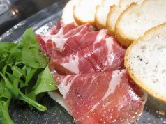 料理メニュー写真&nbsp;イベリコ豚の生ハム　ルッコラとバゲット添え