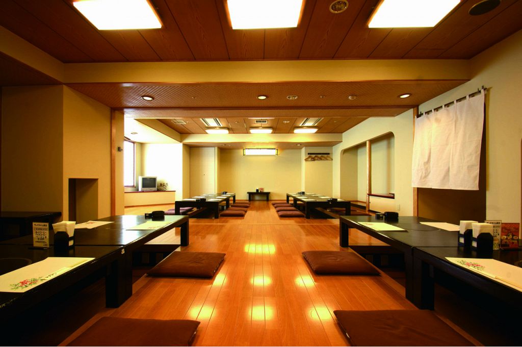最大44名様迄可能な宴会場。座り心地も抜群！一人あたりの幅も広いので、同窓会や会合等にも最適
