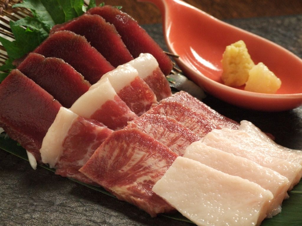 芋の華オススメの熊本名物の馬刺。赤身の他希少価値の高いコウネやフタエゴも盛り込んだ豪華3点盛！