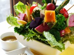 料理メニュー写真 蒸し野菜の盛りあわせ バーニャカオダソースとハーブ塩で