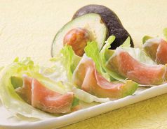 料理メニュー写真 生ハムとアボカドのサラダ