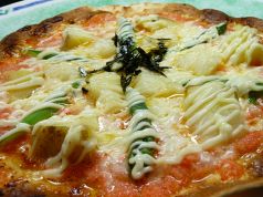 料理メニュー写真 じゃが芋とお餅の明太子ピザ
